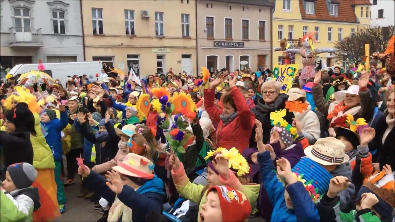 Barwny korowód ulicami miasta na powitanie wiosny. Łabiszyn 21.03.2016 r.