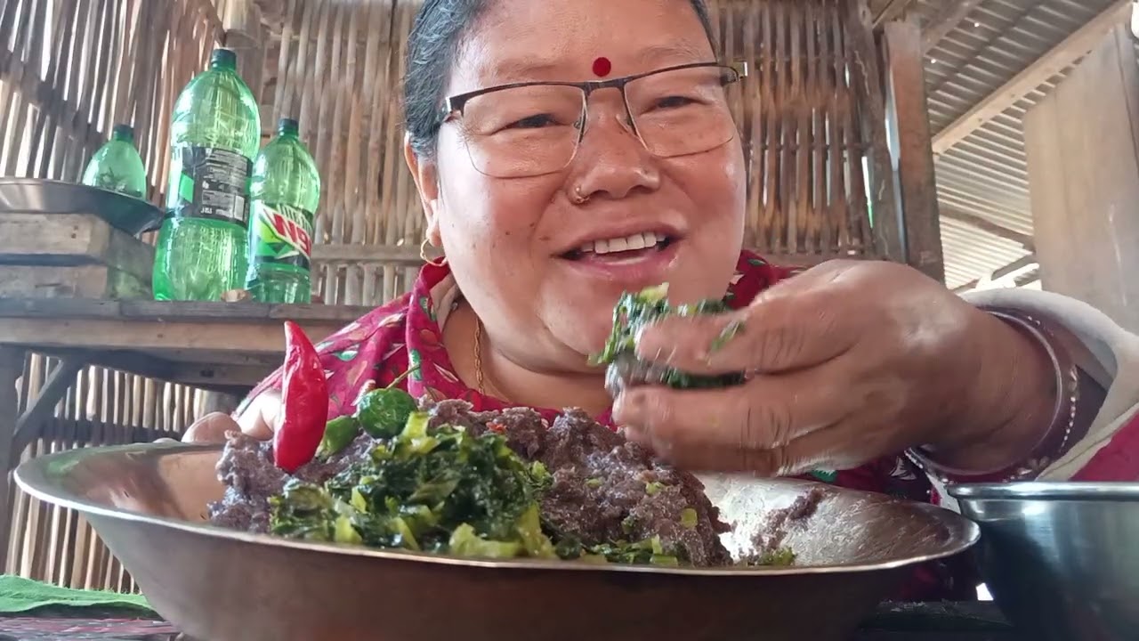 मुक्बाङ मा के के रहेको छ भने ढेडो रागां को मासु र रायो सांग डल्ले  खुर्सानी 
