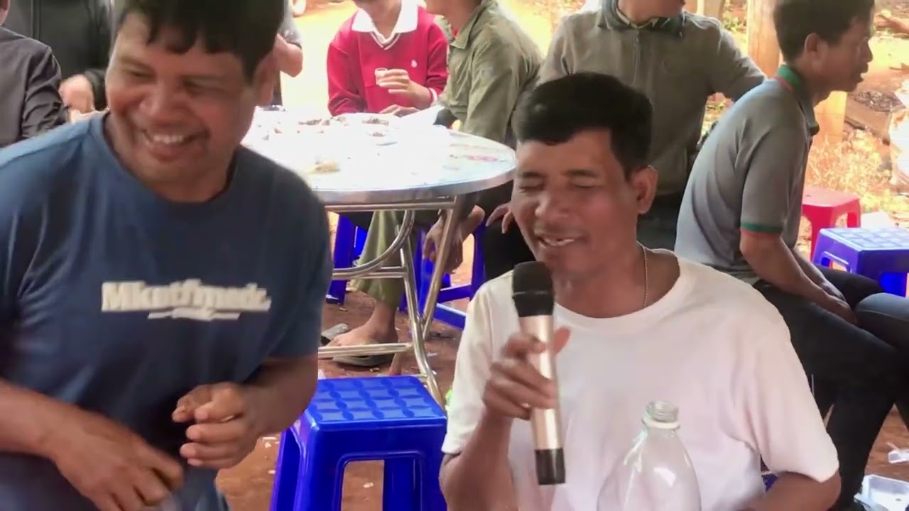Anh hâm ca hát đam cười tại làng đê kiôh 
