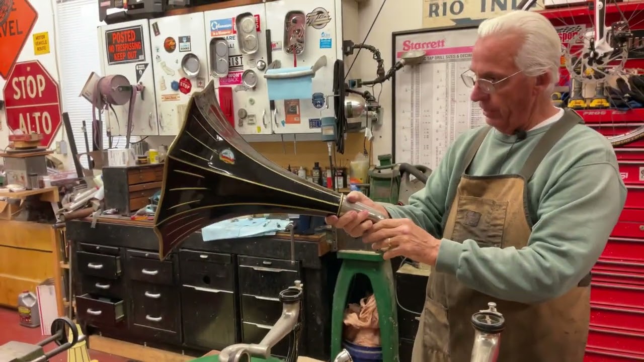 1391.  The difference between Victor phonograph horn￼ yokes