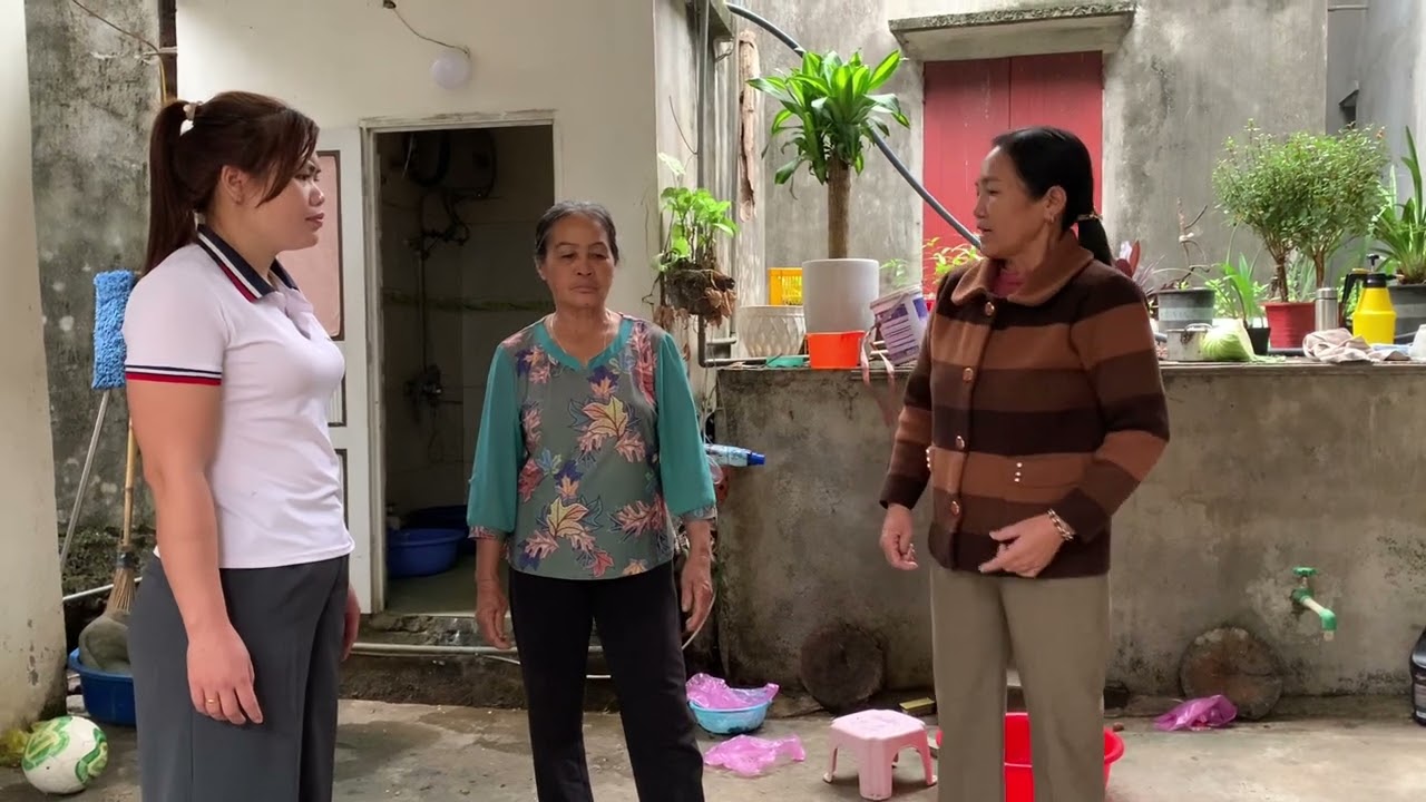 Mụ quế tức sôi mau khi nghe được bà quyển sui tiến bán vịt trả nợ cho mụ Phượng 