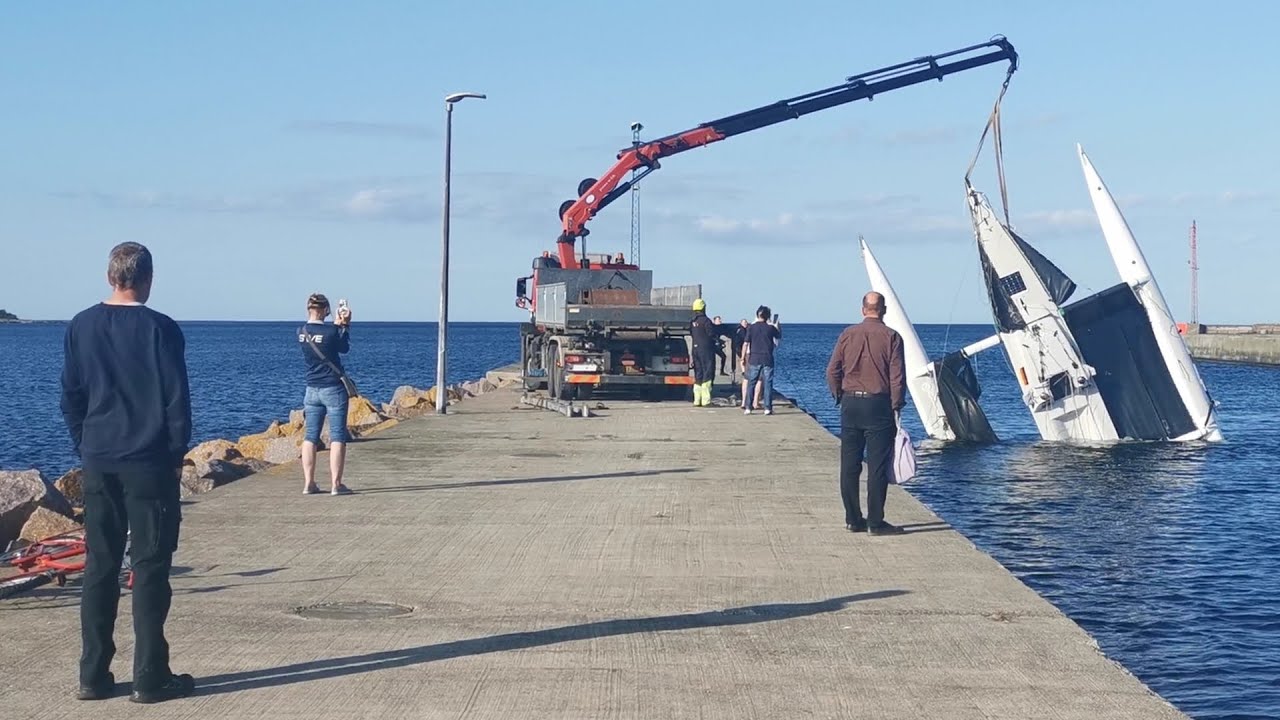 27. 06. 2025 Kæntret katamaranbåd ved havneindgangen i Nexø. (Bornholm)
