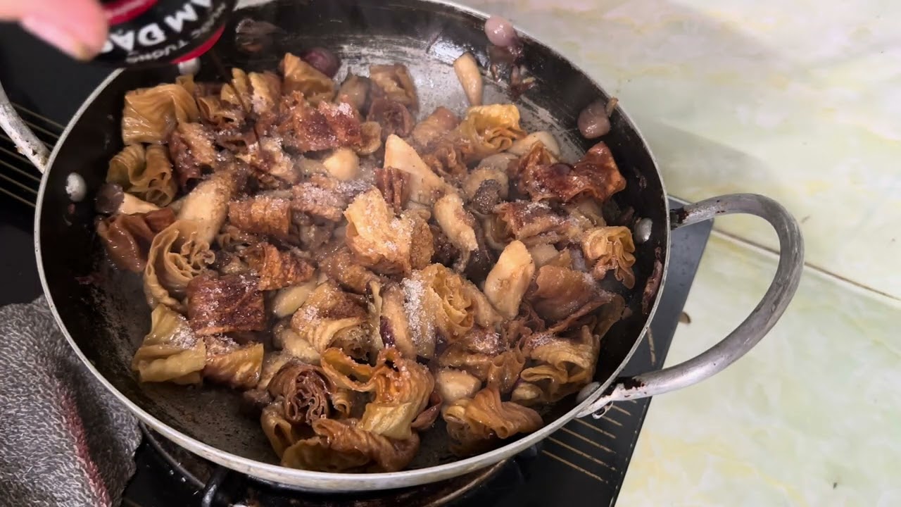 Mời mọi người nấu món tổ kỳ rán hoặc còn gọi là đậu rán kho cùng với nấm đùi gà với em nha ￼