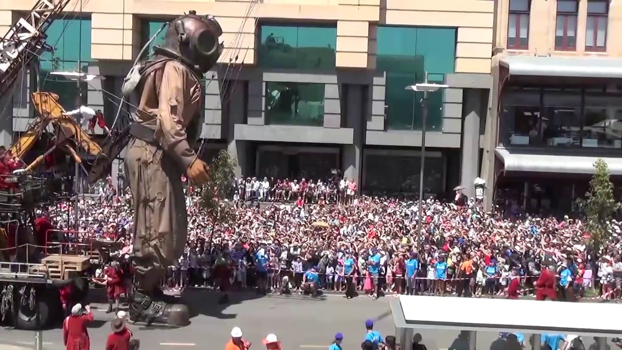Day 2. The Giants. Diver Giant in Perth. Royal de Luxe. Perth, Australia