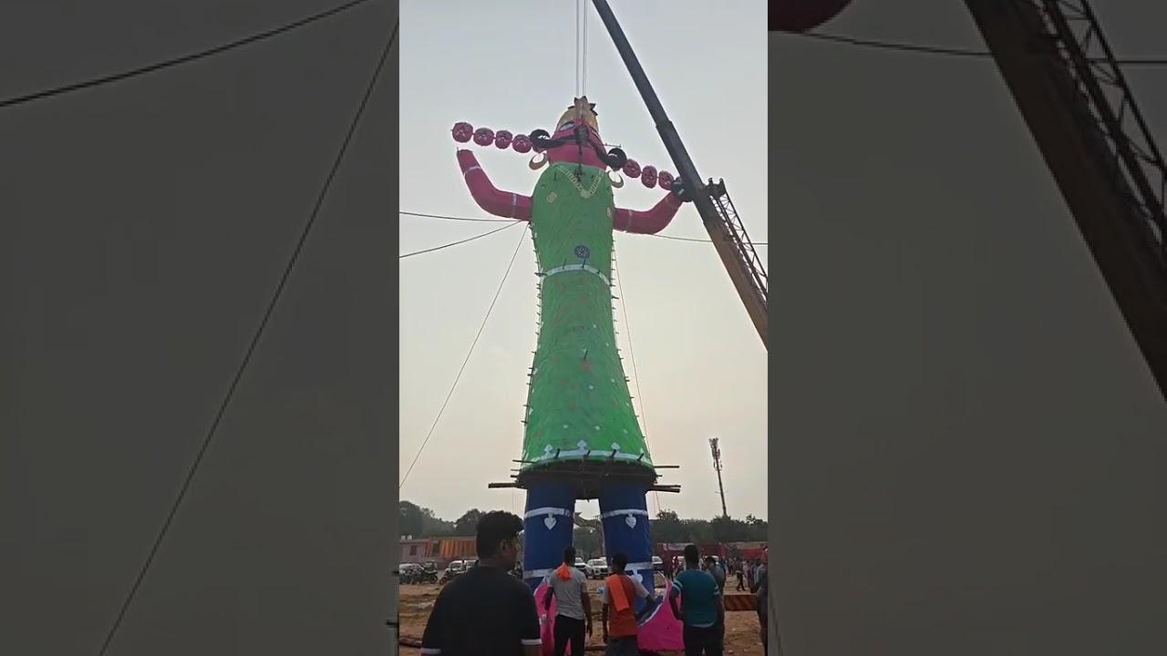 काफी मेहनत करके क्रेन की मदद से खड़ा किया गया 75 फीट का विशाल रावण... देखिए दशहरा ग्राउंड से लाइव...