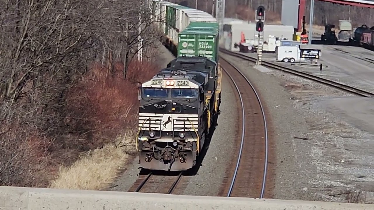 4 Train Meet! Two Intermodal, Autorack and Helpers Thru in Rose Yard at Altoona PA