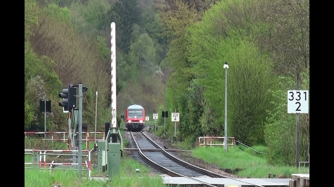 Extrem Kurze Annäherungszeit Am Bahnübergang - Railroad Crossing