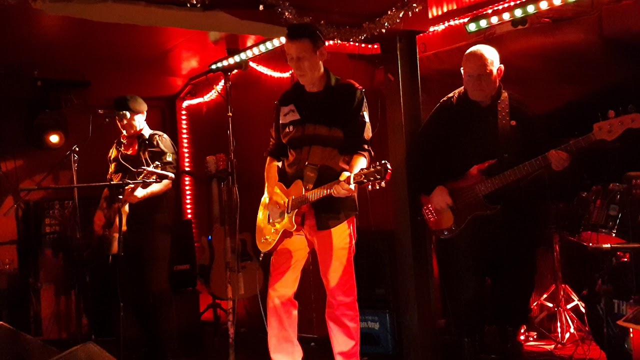 ANDY BLADE (eater) & THE ZIPS - Glasgow Broadcast 19th December 2017 - Outside View