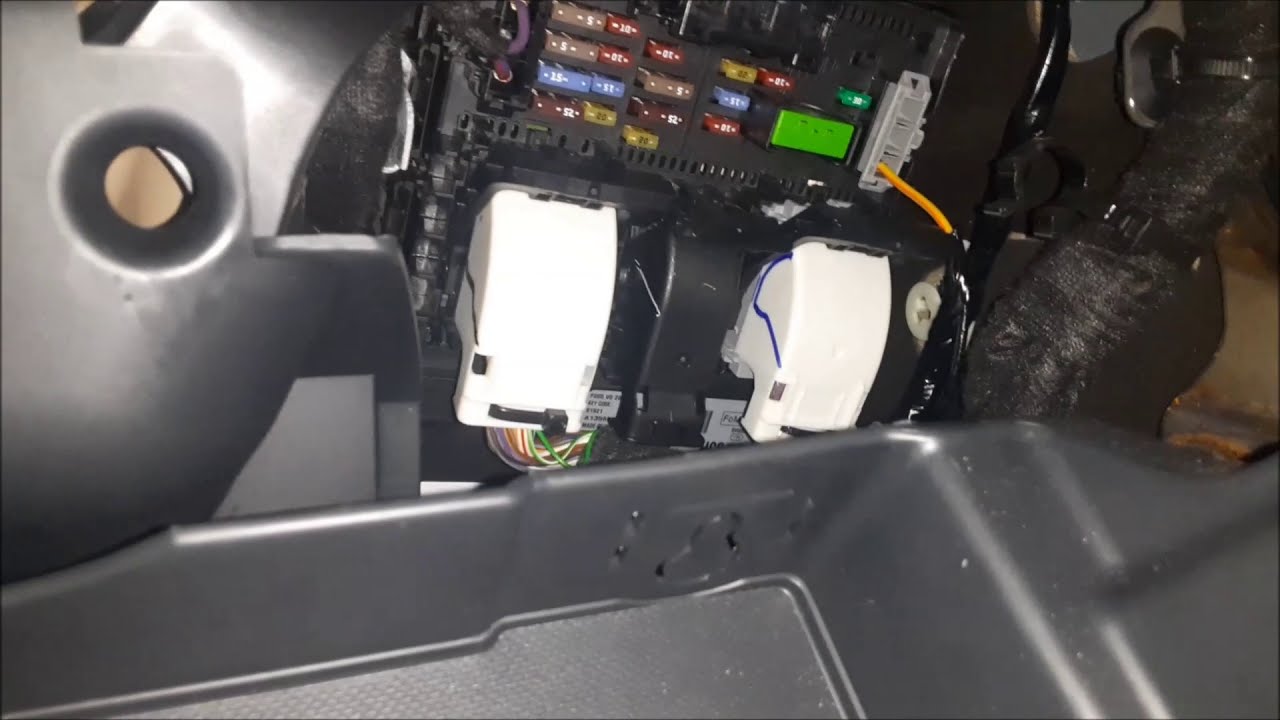 Расположение блока предохранителей Ford EcoSport и порт сканирования компьютера OBD2