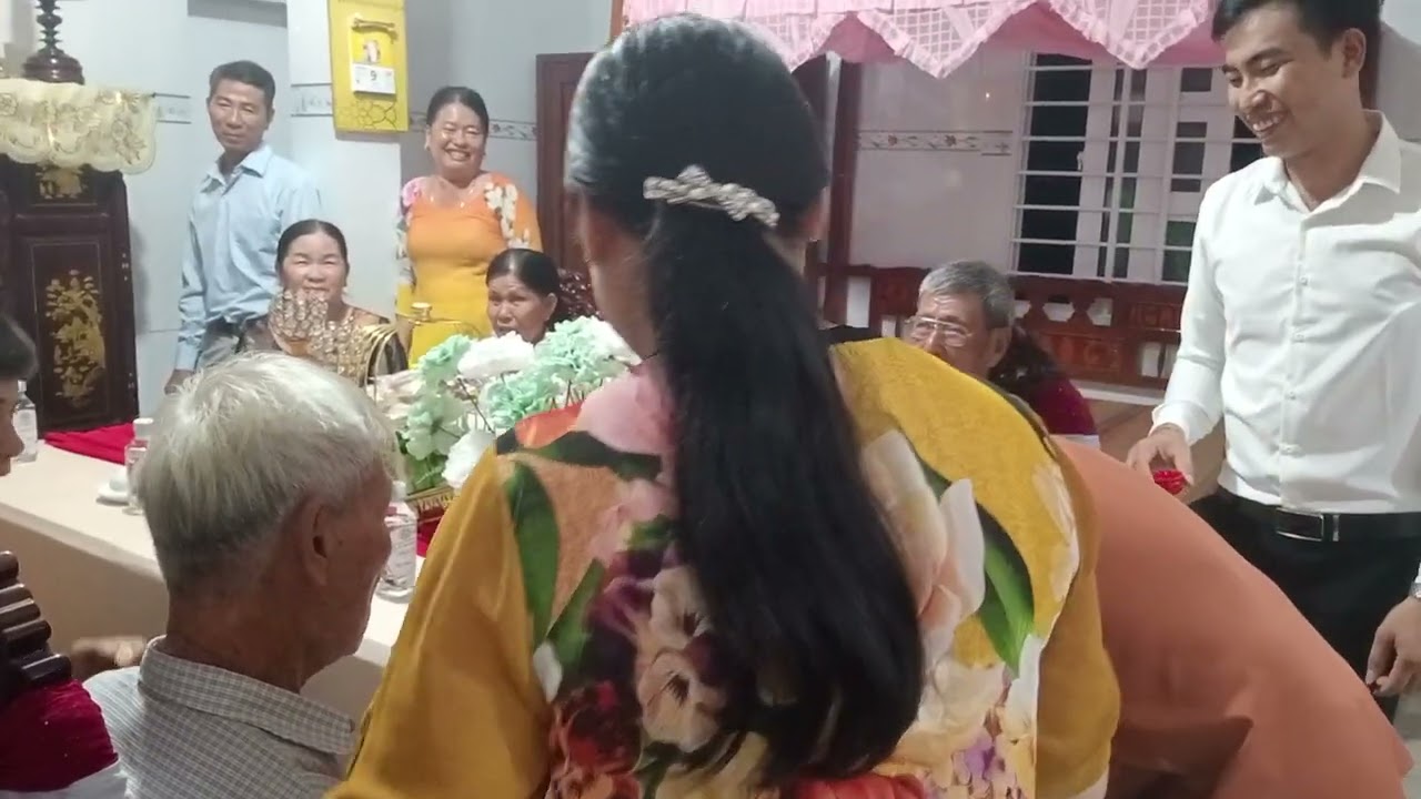 Tân Hôn,Minh Đô & Bé Hiền ,,lể cho nhiều chai quá nha