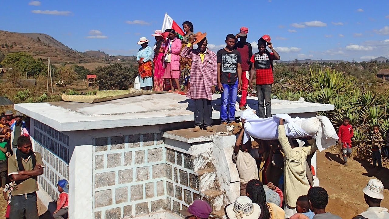 Madagascar - Famadihana day