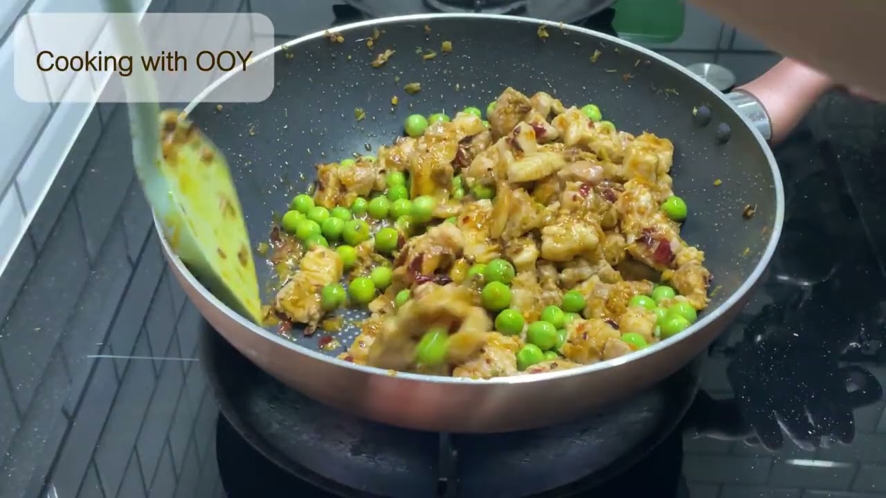ผัดพริกแกงเขียวหวานแห้งใส่หมู
