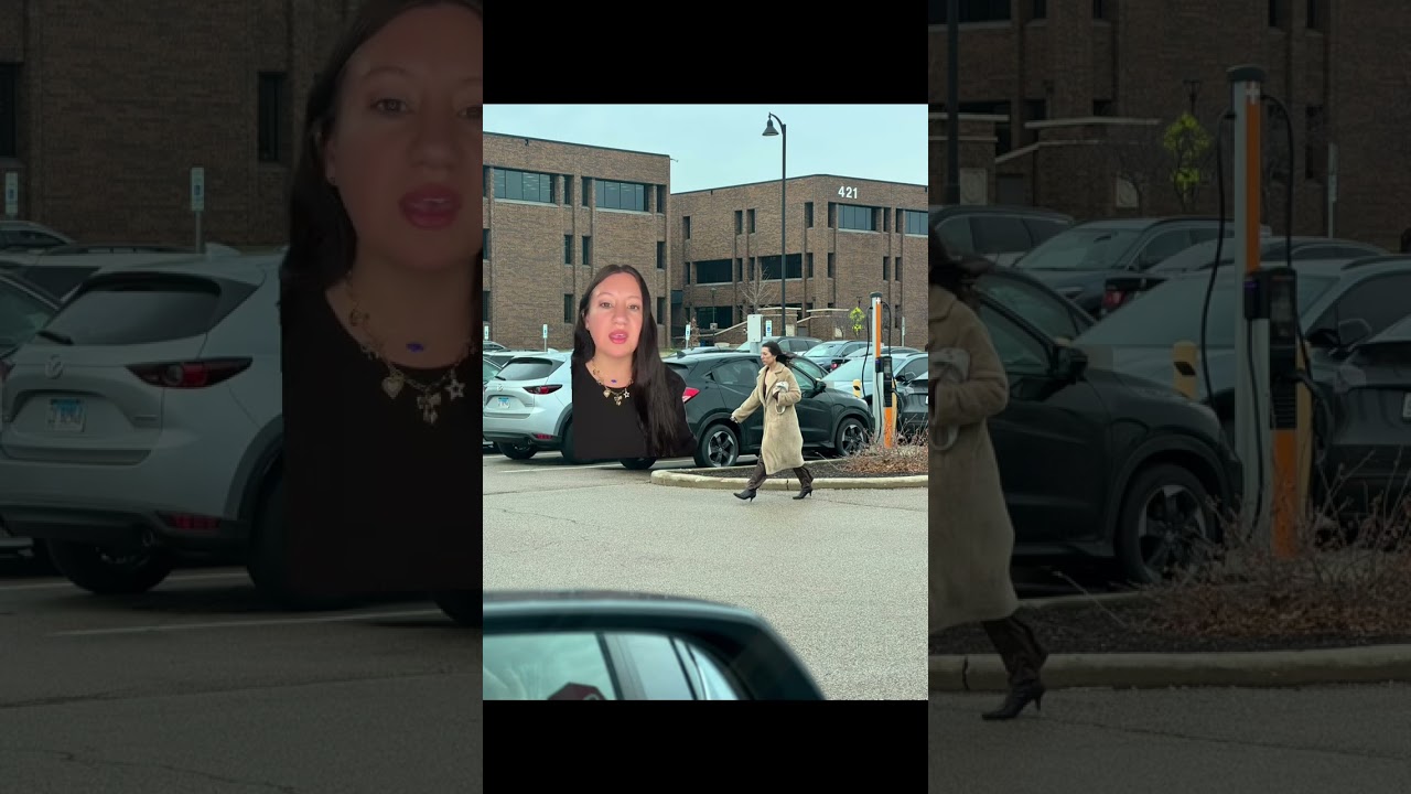 Кристина Формелла и три внедорожника кружат вокруг.