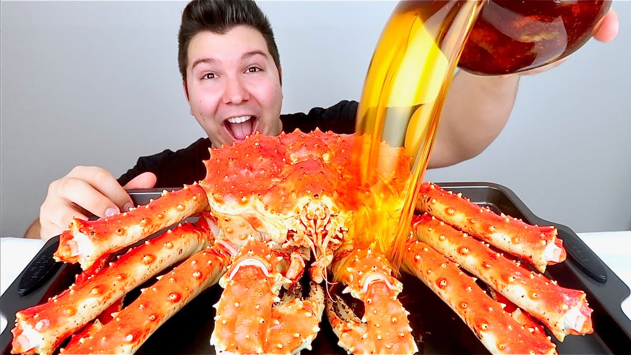 Whole King 'Curtis the Crab' Drenched In Bloves Sauce • MUKBANG