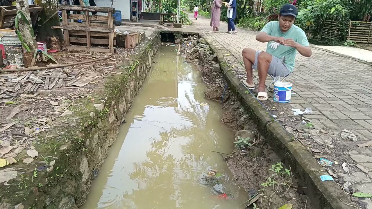 Mancing pagi di hari minggu cukup di depan rumah