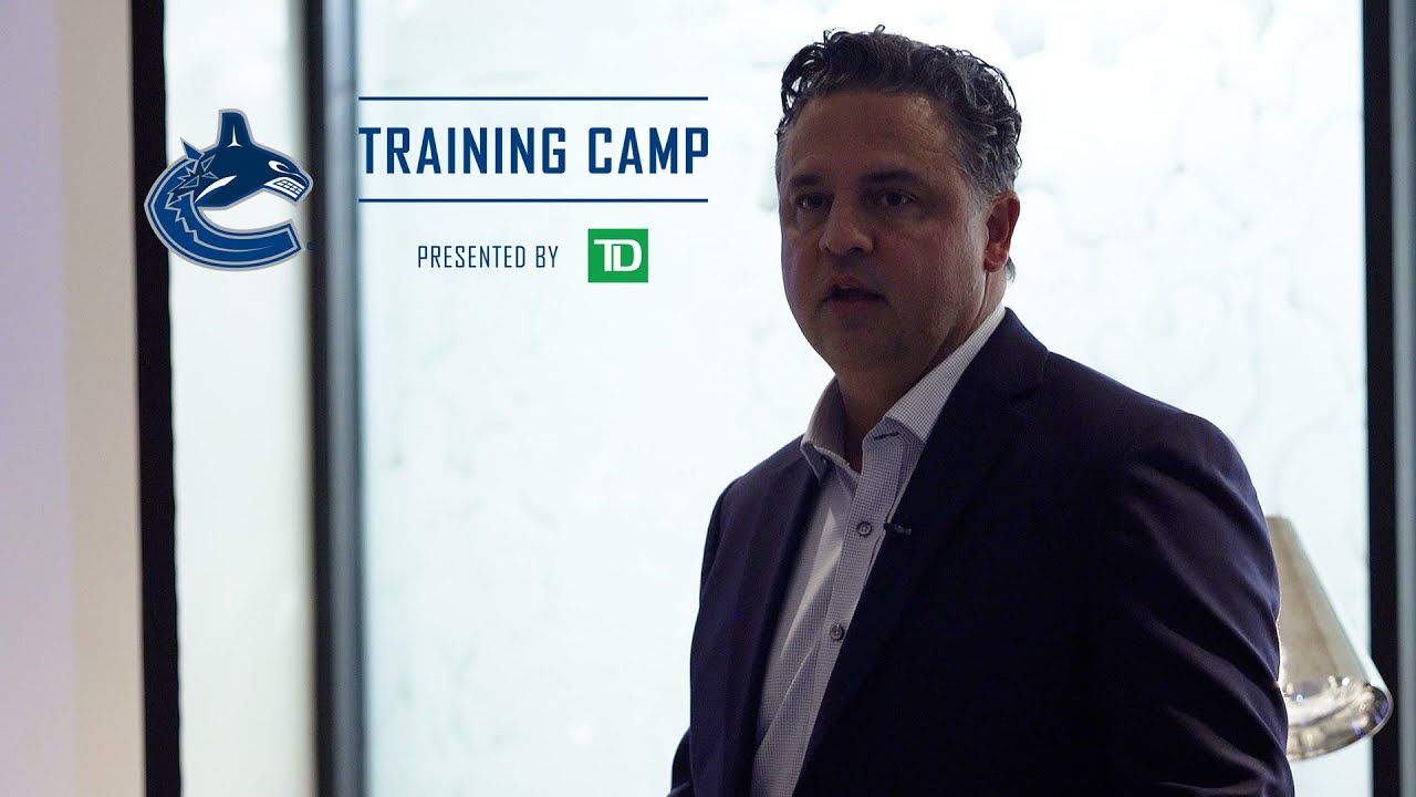 Coach Green Gives Welcome Speech at Training Camp