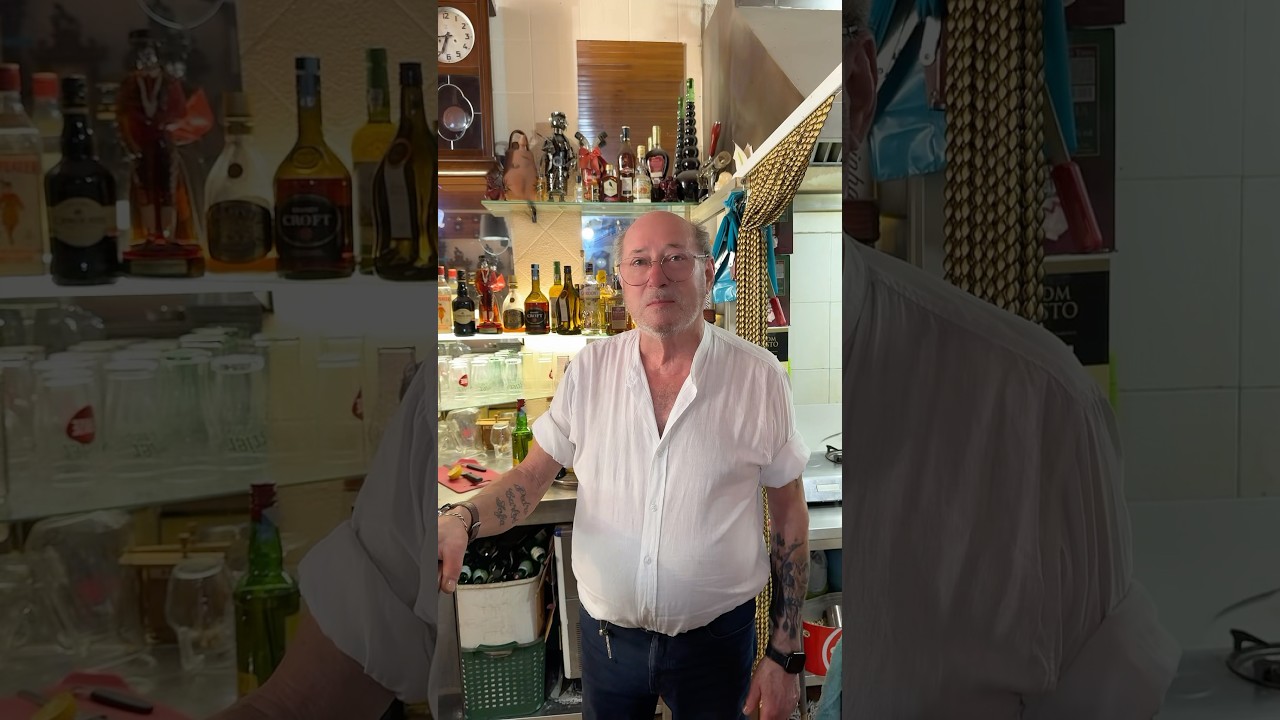 O sr. J&uacute;lio dono do JC Caf&eacute; Rua Niza 33 em Corroios oferece os caf&eacute;s a todas as senhoras. Partilhem