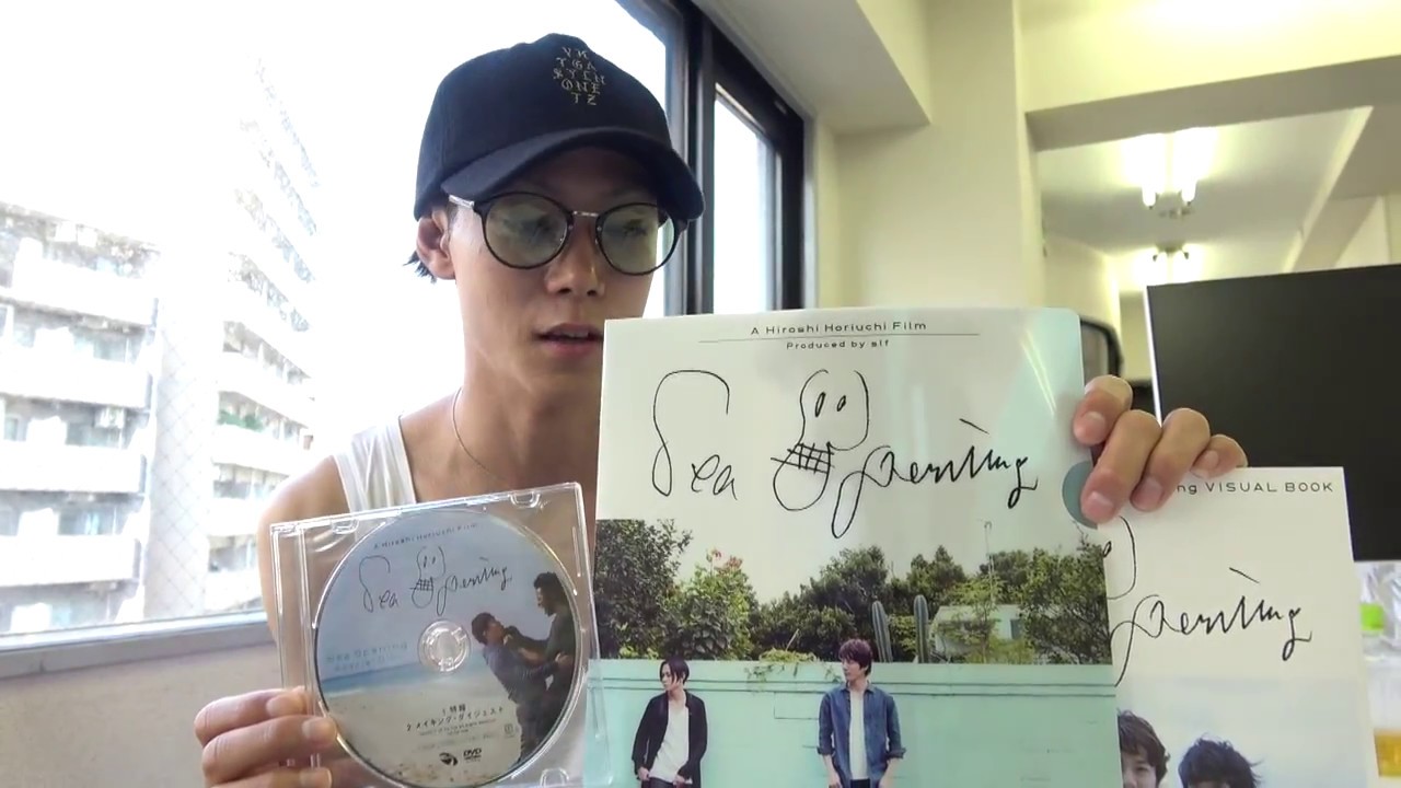 玉城裕規さんに映画『Sea Opening』ビジュアルブックを見てもらいました♪
