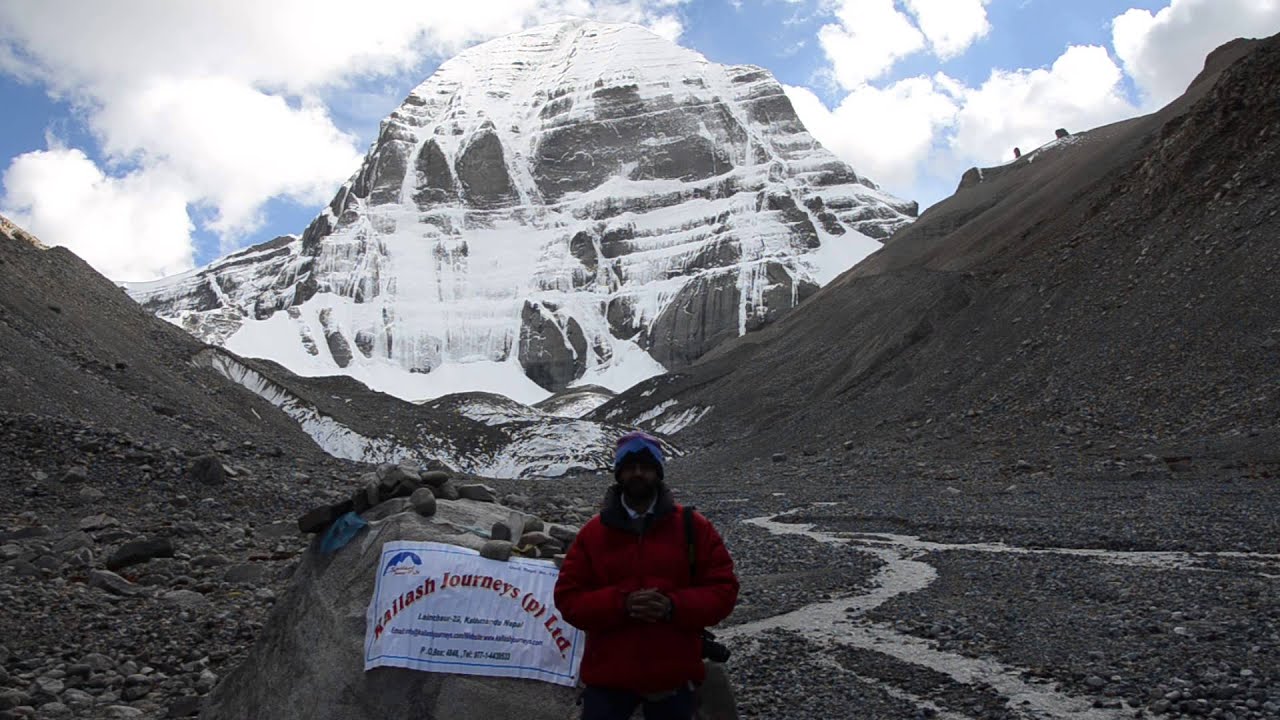 Yatri explaining His Experience in front of Mt Kailash
