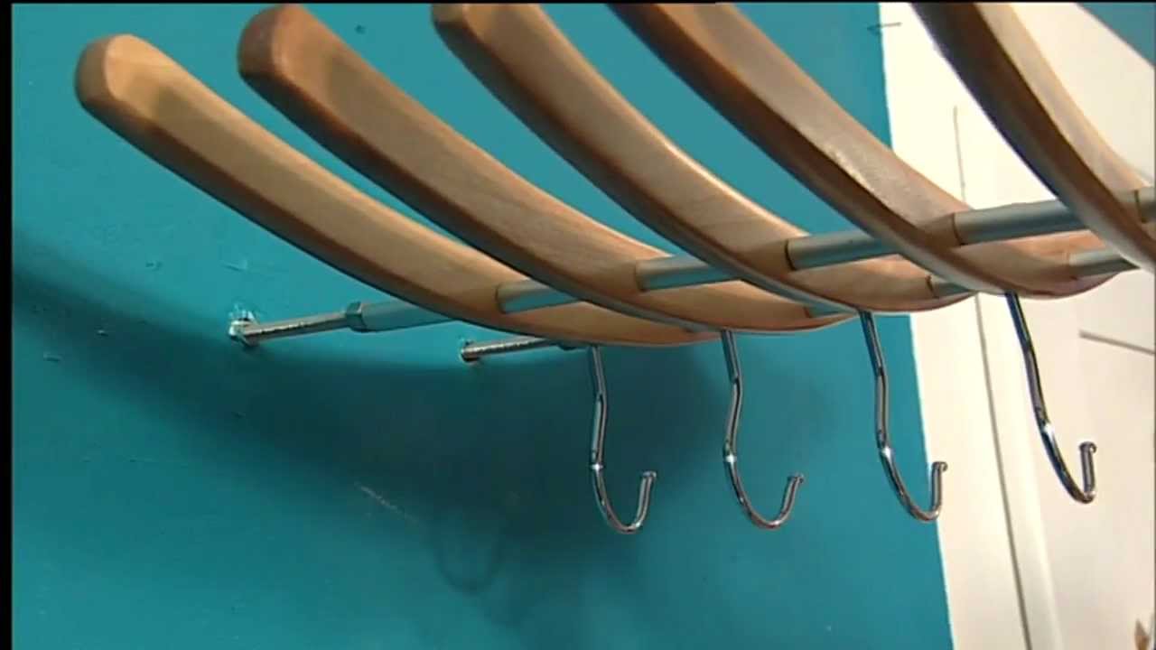 Garderobe aus Holzbügeln selber bauen