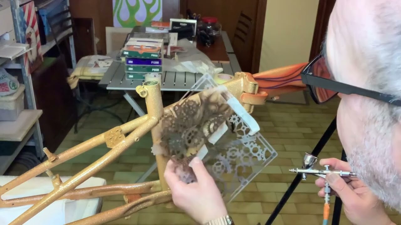 Come Aerografare un telaio Bike kustom in Metal flake in collaborazione con Dued Bikes -Video n.1