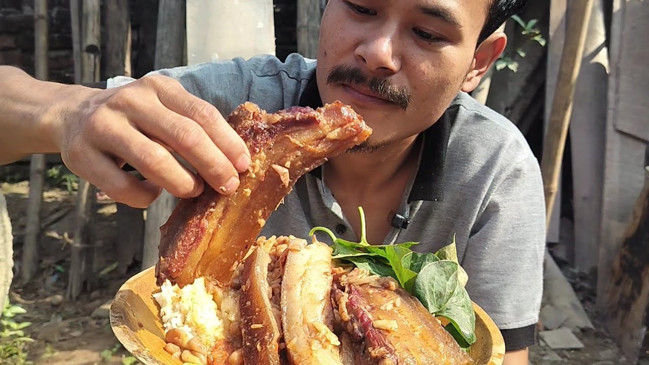 Eating Smoke Pork cooked with Bamboo Shoot 