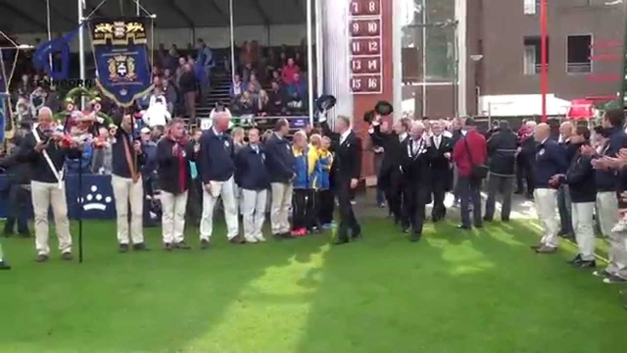Rijtoer naar het Sjûkelân, Koninklijke Onderscheiding en opening PC met Fries volkslied