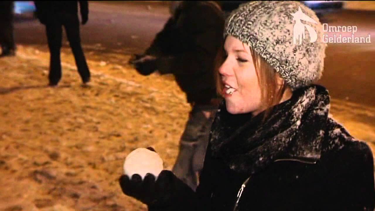 Weinig sneeuw bij sneeuwballengevecht