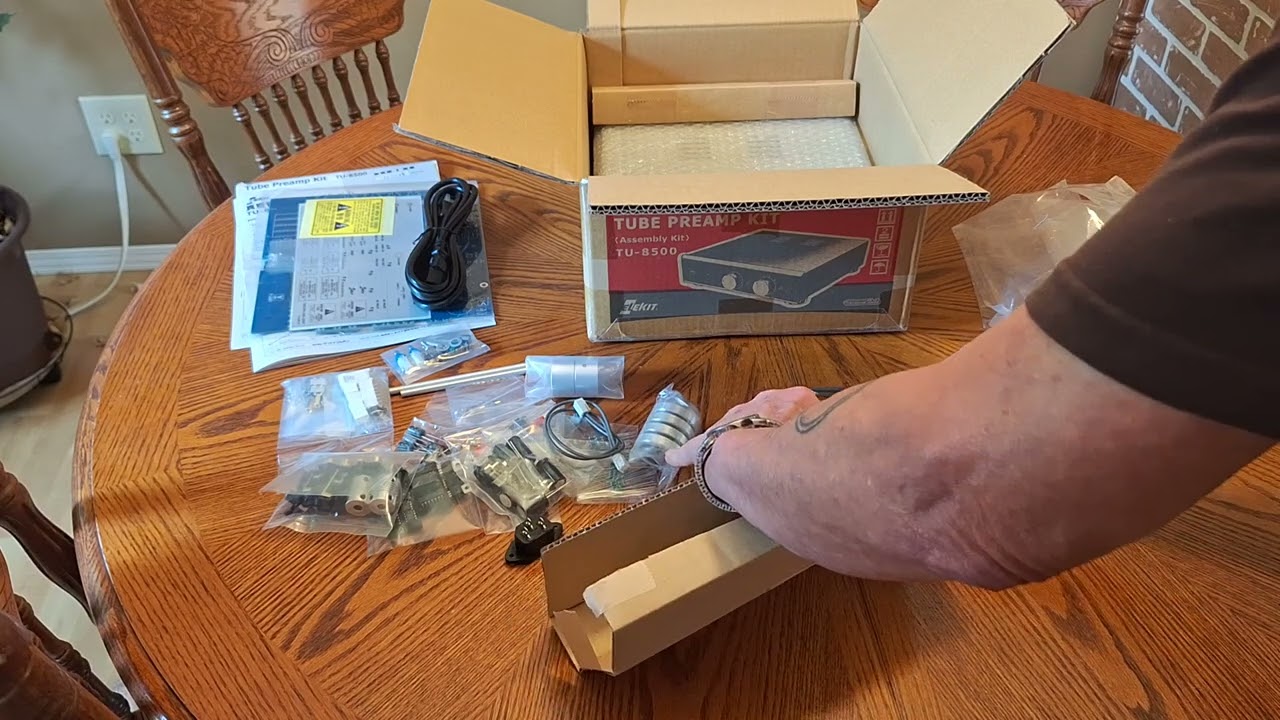 ELEKIT TU-8500: Unboxing the stereo pre-amplifier kit.