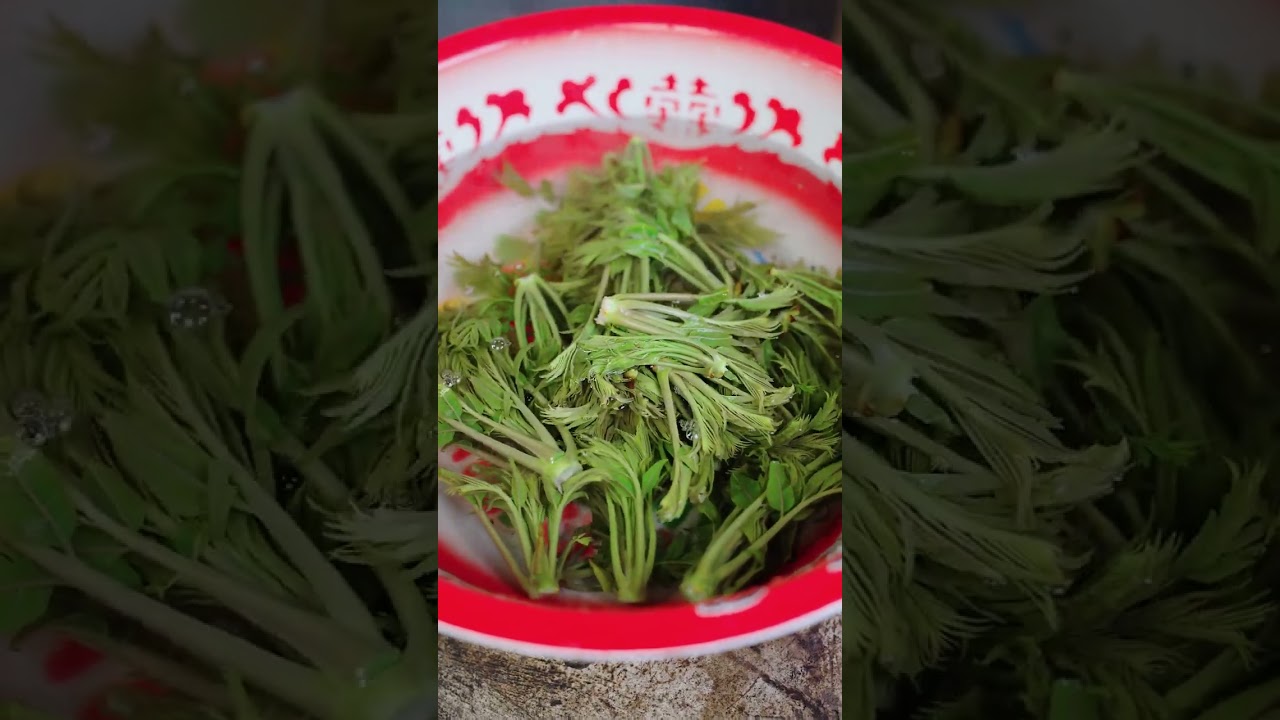This kind of wild vegetable is particularly fragrant if you like it but stinky if you don