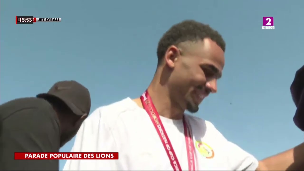 Parade des lions : Mamadou Lamine Camara prend en interview ses coéquipiers