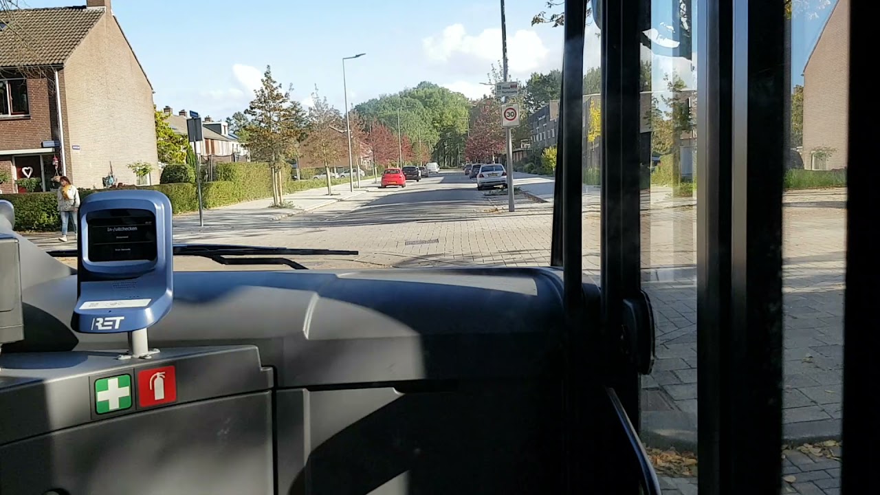 RET buslijn 63 rijdt van halte hoogvliet metro via zalmplaat naar halte Hoogvliet metro