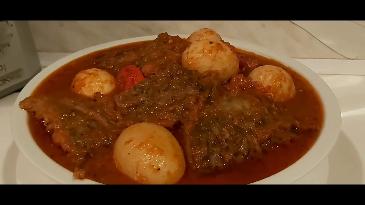 Sauce tomate avec du poisson frits