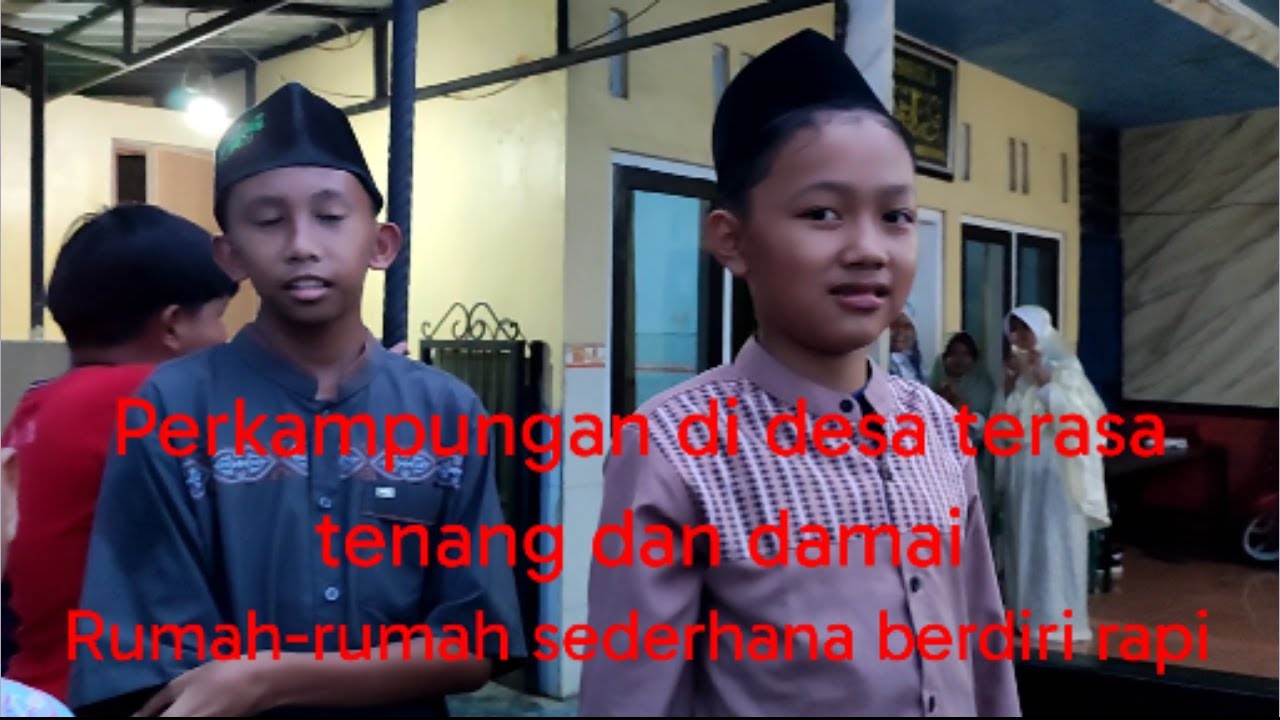 Perkampungan di desa terasa tenang dan damai. Rumah-rumah sederhana berdiri rapi