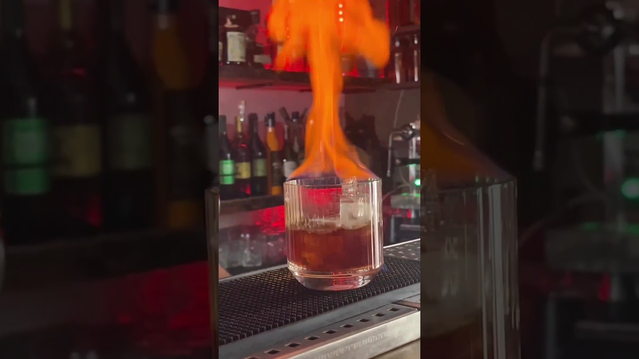 Fire old Fashioned 🥃 #bar #bartricks #trending #cocktail #drinks #artender  #youtubeshorts
