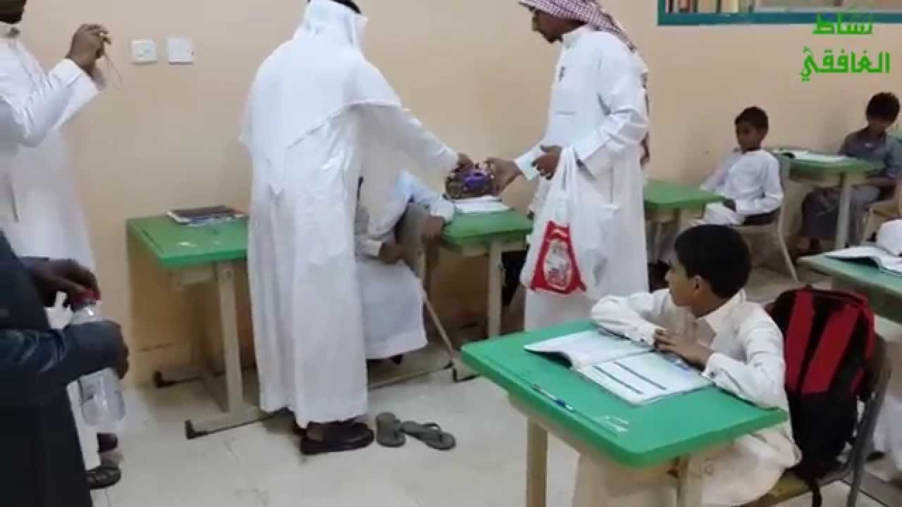 مدير ومنسوبو مدرسة العشة يستقبلون الطلاب بالحلوى في الأسبوع الأول لعام 1435 - 1436هـ