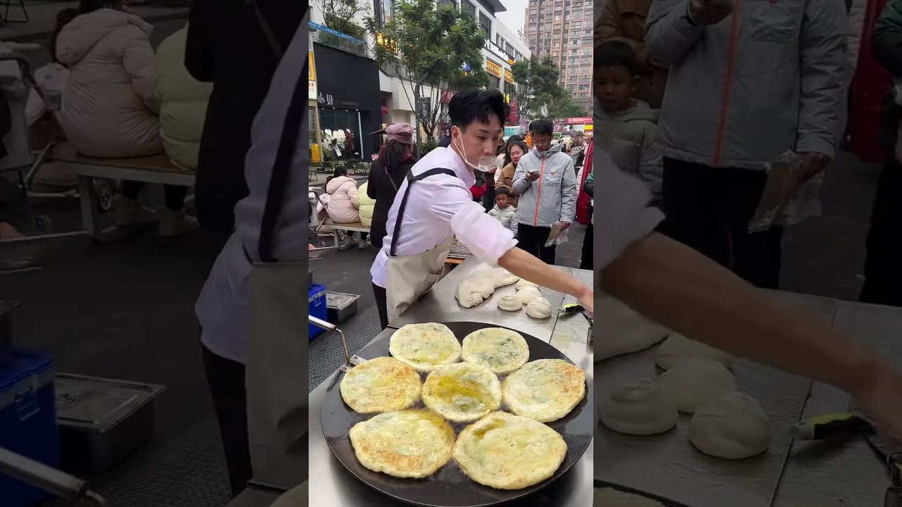 Set up a stall and sell 1,000 scallion pancakes every day!