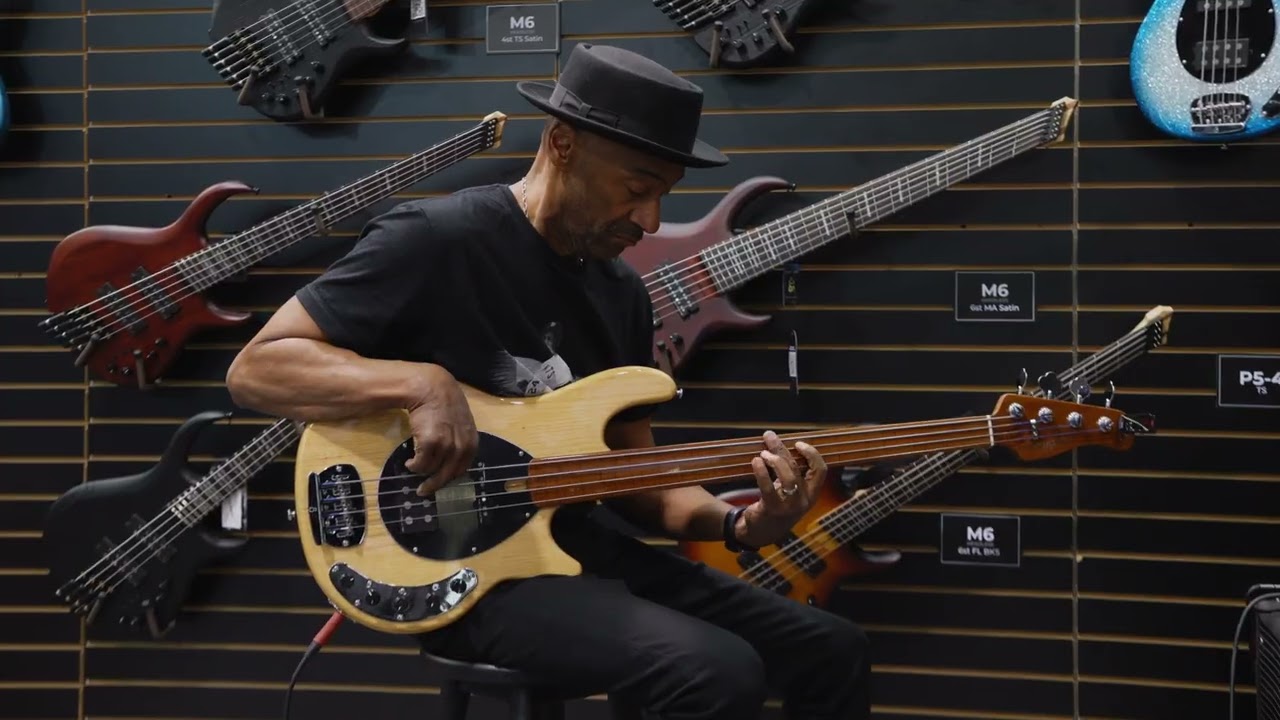 Marcus Miller destruyendo un Sire Z7-5 Fretless Natural en NAMM Show 2025