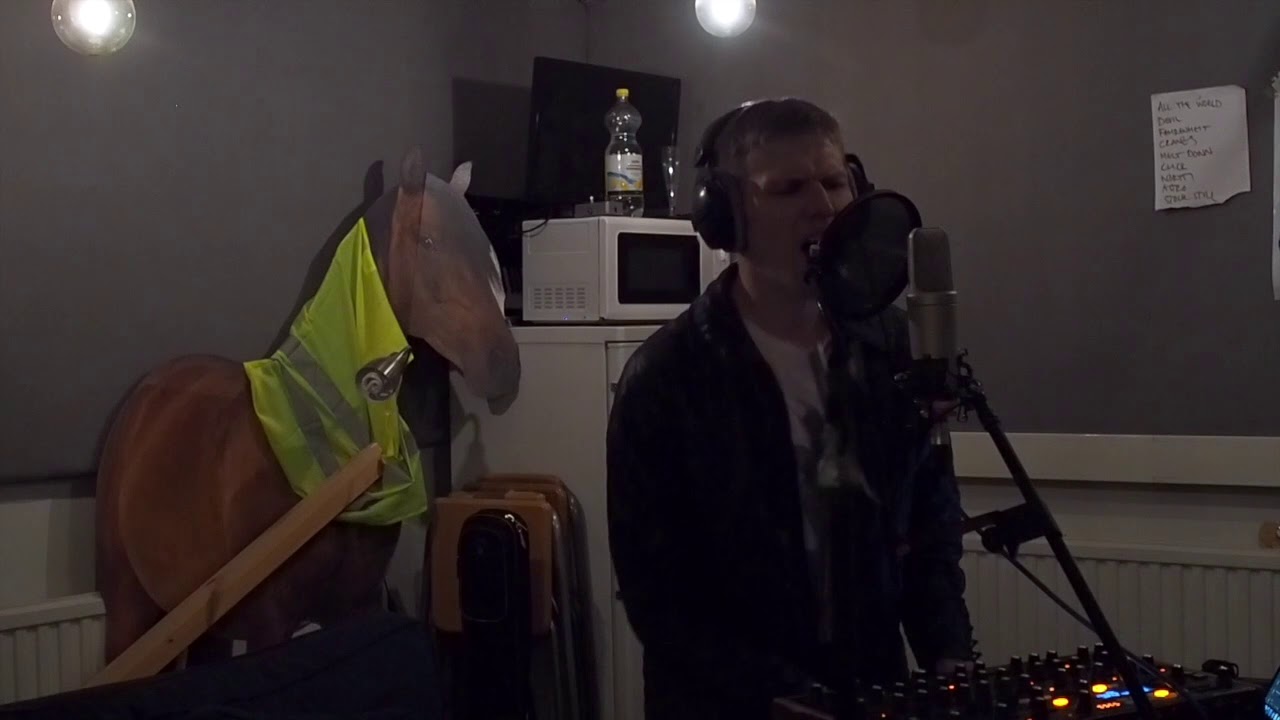 Sepikka - Tiedän kyl kuka (live maan alla)