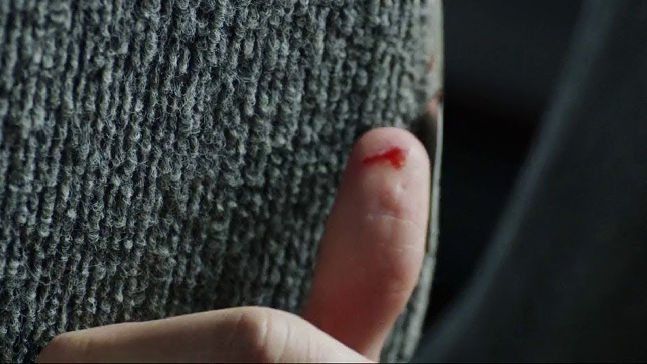 Ele espeta o DEDO em um ônibus, fica com um mau pressentimento e GRITA para todos descerem - RECAP