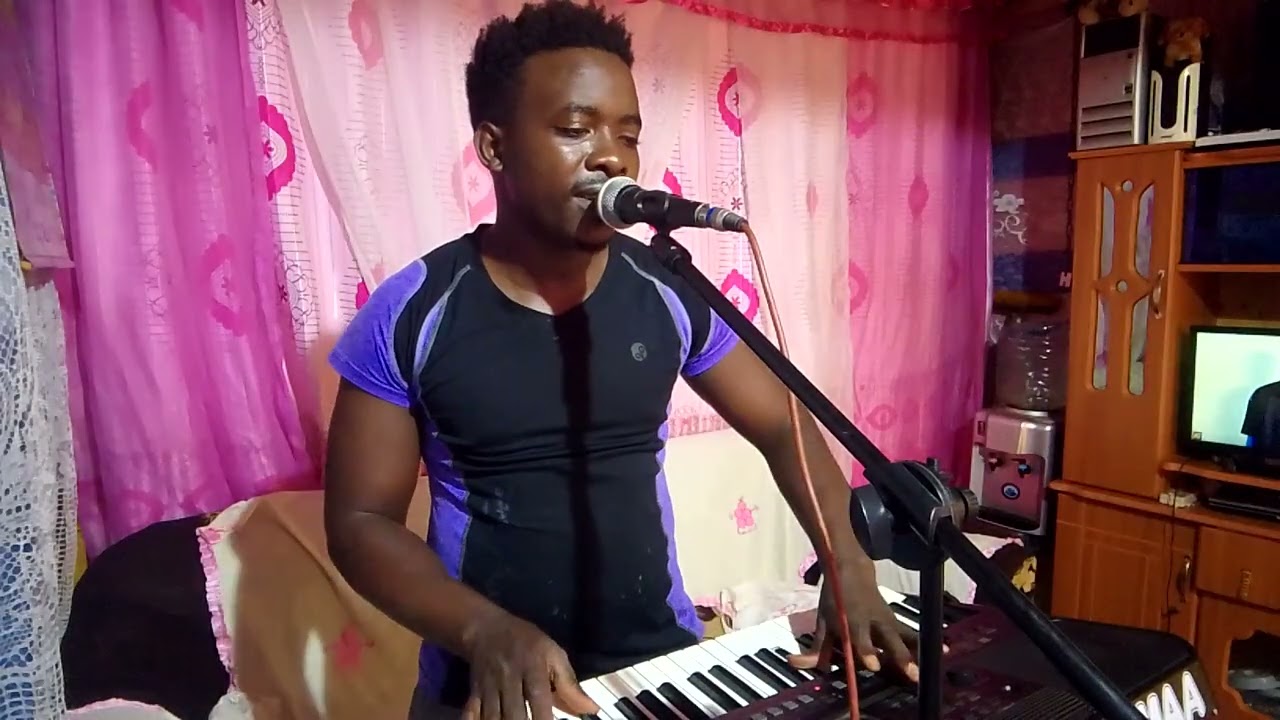 Riria Hagai aingatirwo kwa Iburahimu mwana akirira.. Kamaa wa keyboard enjoying 