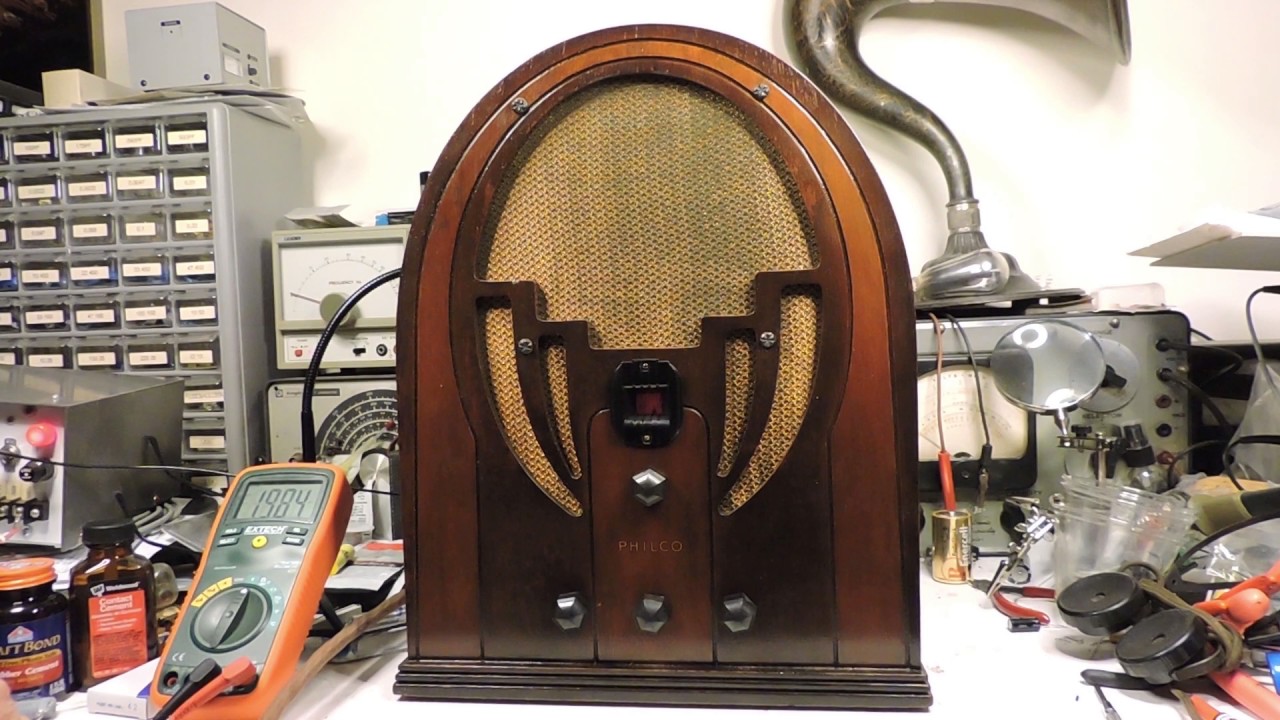Philco model 38 farm radio uses A,B and C batteries, about 1933