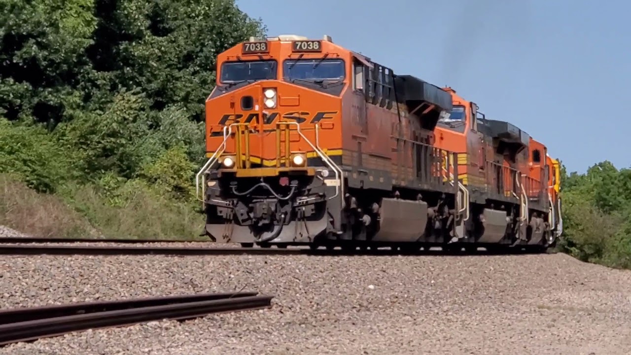 CLASSIC BNSF 4 & KILLER LASHUPS! Train madness  featuring bonnets, SD70MACe, Executive Macs, & more!