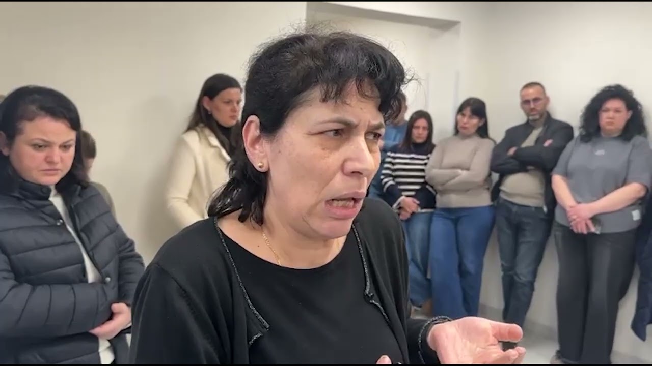 Punonjësit e Kadastrës së Vlorës vijojnë protestën kundër zhvendosjes në Tiranë