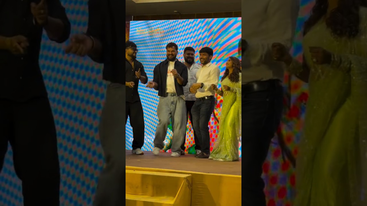 khesari lal yadav apne team pawan pandey akhilesh kashyap monu albela ke sath stage pe masti dance