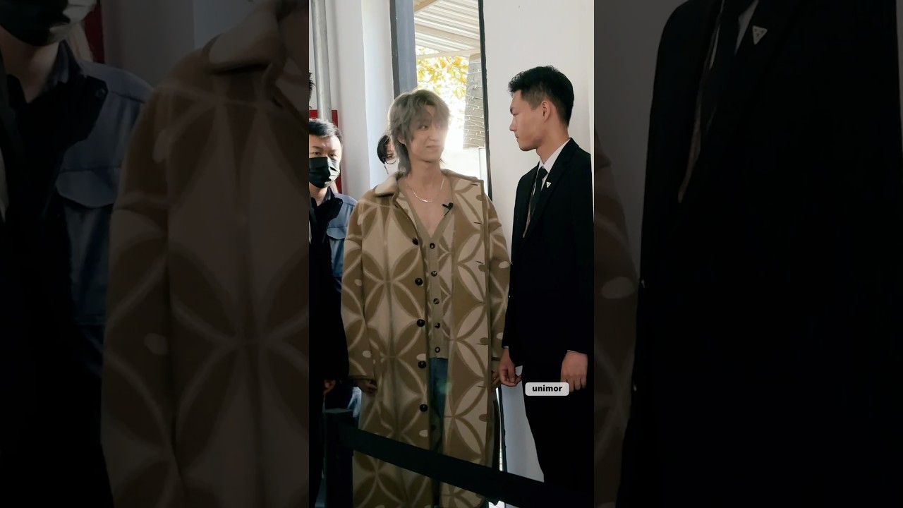 The look, smile and bow between Minghao and his bodyguard HAHDHSHSHHDHSHSHA #THE8