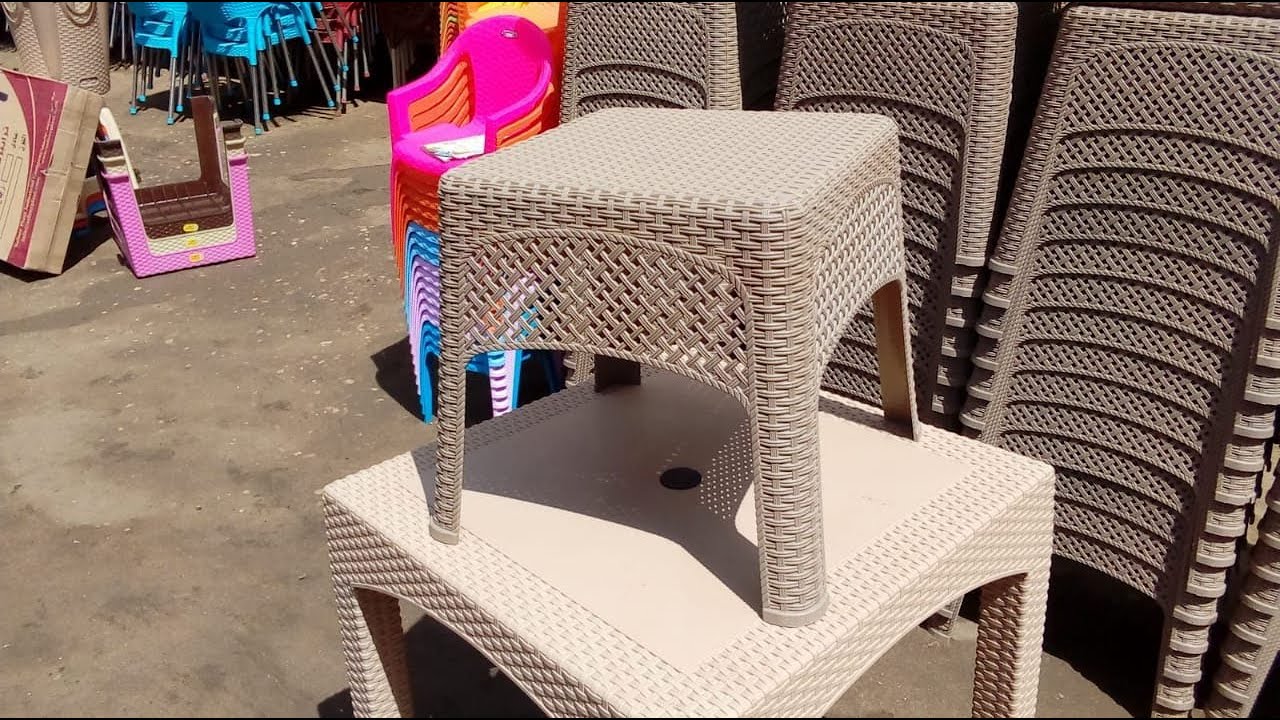 كراسي بلاستيك صغيرة