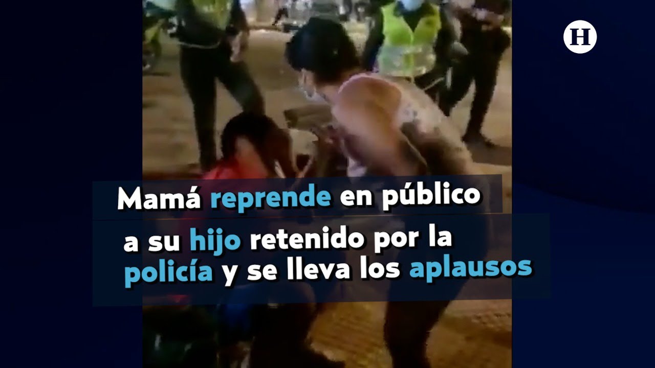 Mamá reprende en público a su hijo retenido por la policía y se lleva los aplausos