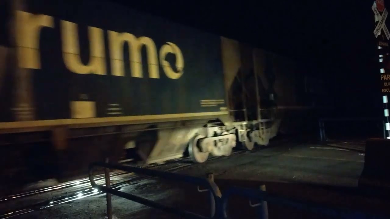 Trem carregado graneleiro da rumo passando por mirassol/SP