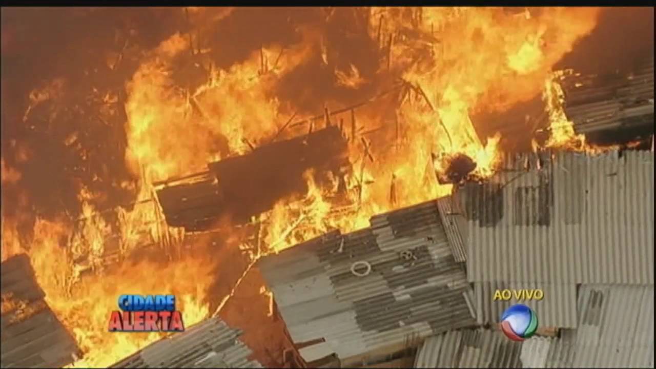 Incêndio atinge comunidade carente em Osasco (SP)